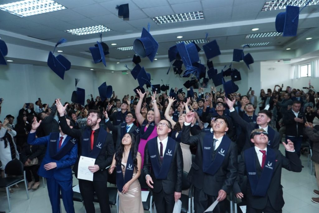 Con gran orgullo y emoción, el auditorio del Tec Azuay se llenó de aplausos y alegría al celebrar la graduación de 193 estudiantes de diversas carreras. En tres ceremonias solemnes, familiares, autoridades y docentes acompañaron a los nuevos profesionales, quienes culminaron una etapa de esfuerzo y dedicación, listos para enfrentar nuevos desafíos y contribuir con sus conocimientos al desarrollo de la sociedad.